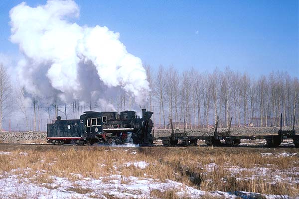 Shunting empties at Zhanhe