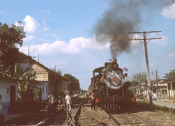 Caracas #1621 stands in Lajas station - 04 March